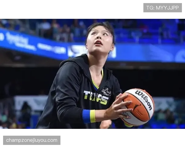 李月汝比赛里像铁人，下了场像闺蜜，随手拎的那个包把我生活观都刷新了